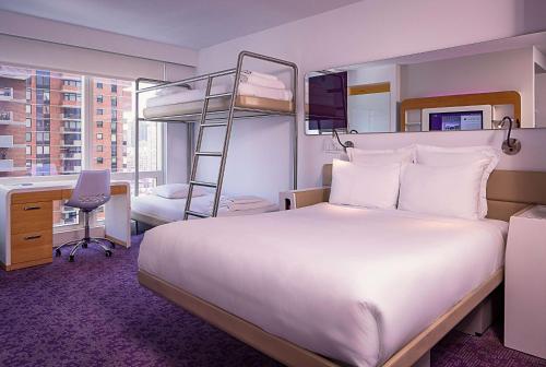 Suite Junior Quad del hotel Yotel New York Times Square. Foto 2