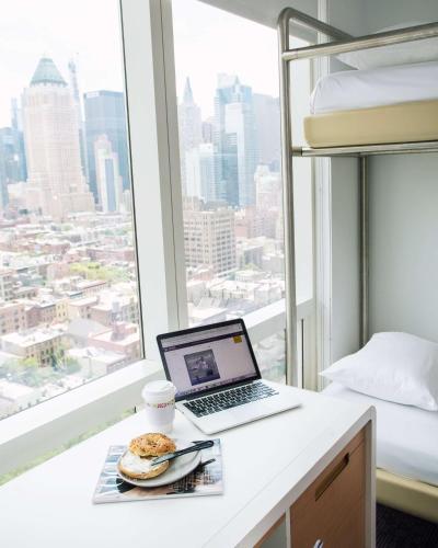 Suite Junior Quad del hotel Yotel New York Times Square. Foto 3