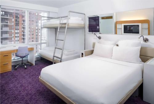 Suite Junior Quad del hotel Yotel New York Times Square. Foto 4