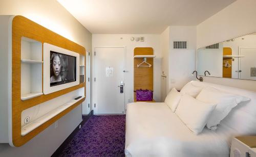 Familiar comunicada por un pasillo del hotel Yotel New York Times Square