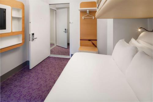 Familiar comunicada por un pasillo del hotel Yotel New York Times Square. Foto 3