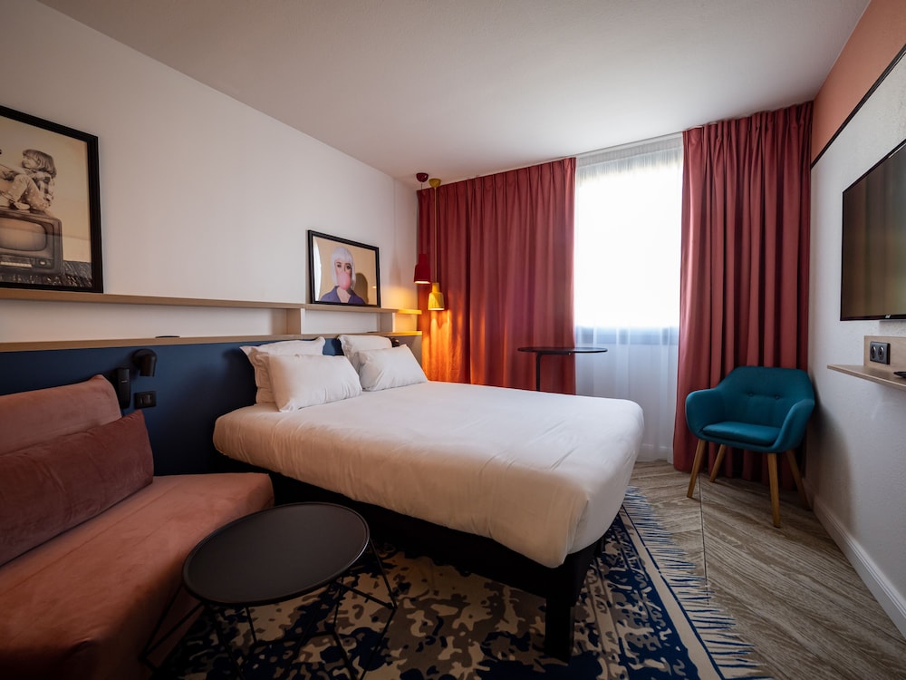Habitación estándar con 1 cama doble y 1 sofá del hotel Ibis Styles Paris Gennevilliers. Foto 1