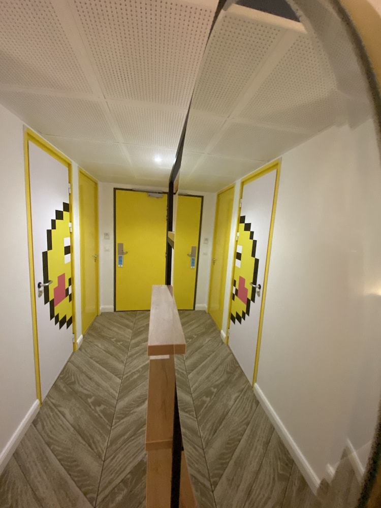 Habitación estándar con 1 cama doble y 1 sofá del hotel Ibis Styles Paris Gennevilliers. Foto 3