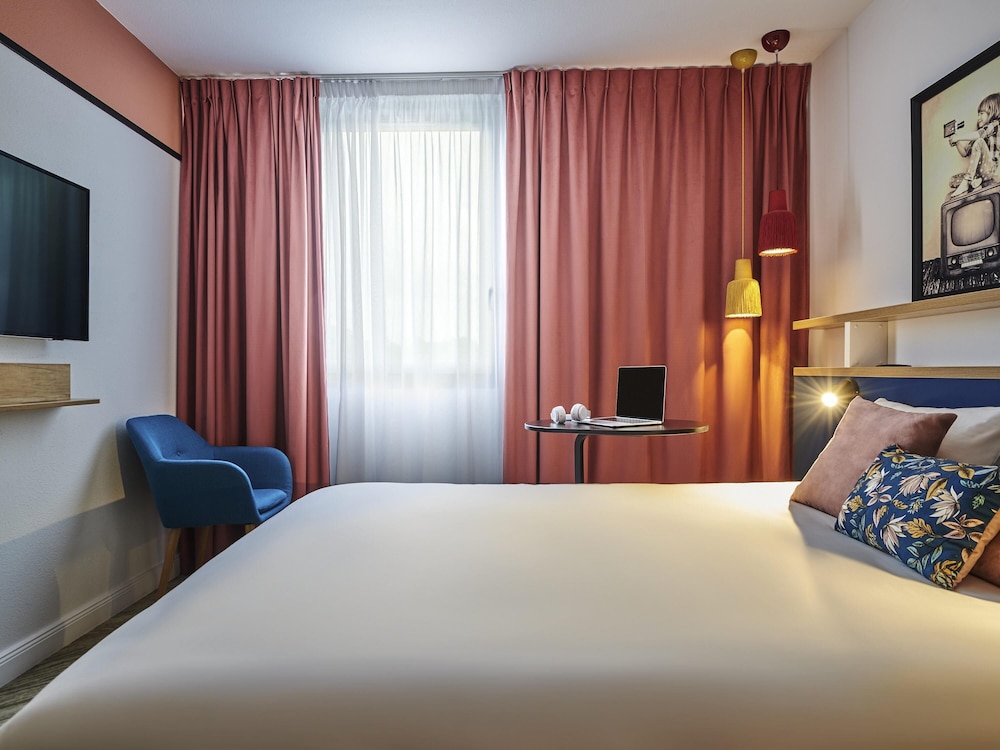 Habitación estándar con 1 cama doble y 1 sofá del hotel Ibis Styles Paris Gennevilliers. Foto 4