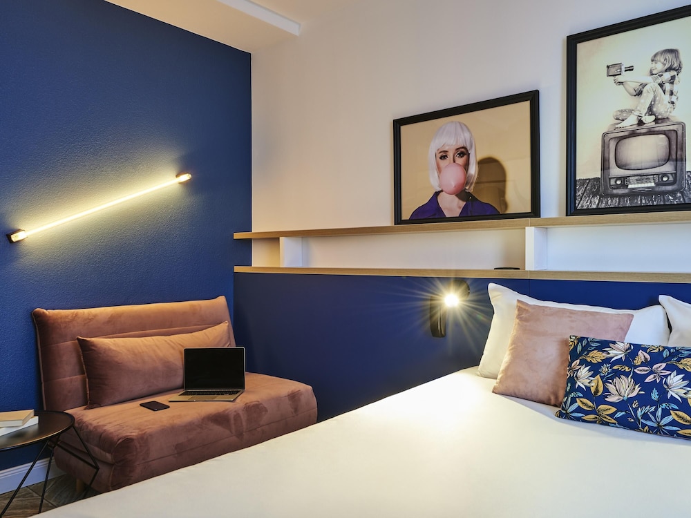 Habitación estándar con 1 cama doble y 1 sofá del hotel Ibis Styles Paris Gennevilliers. Foto 5