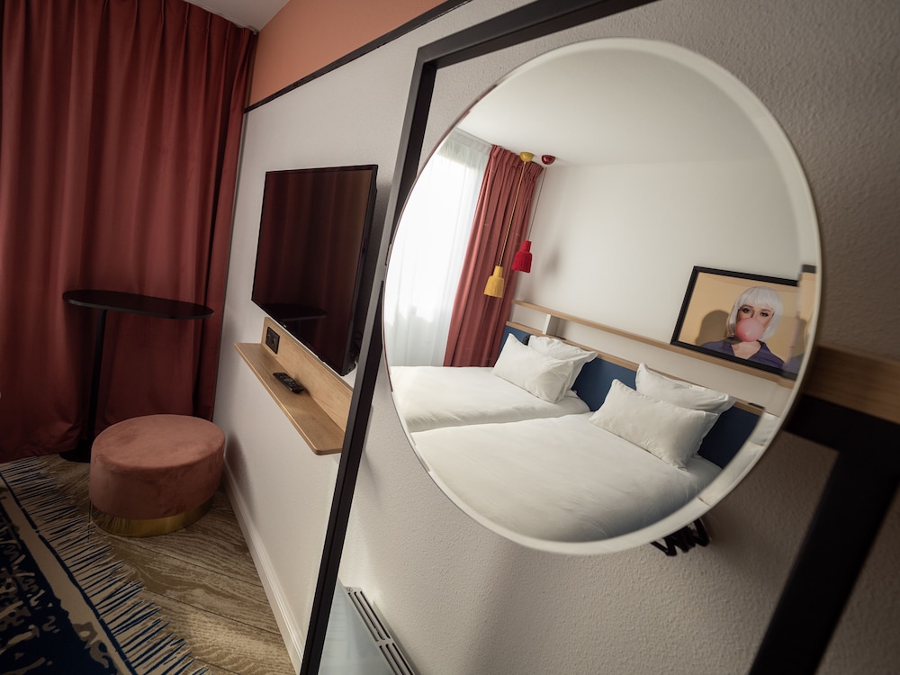 Habitación estándar con dos camas individuales de 31 x 73 pulgadas del hotel Ibis Styles Paris Gennevilliers. Foto 2