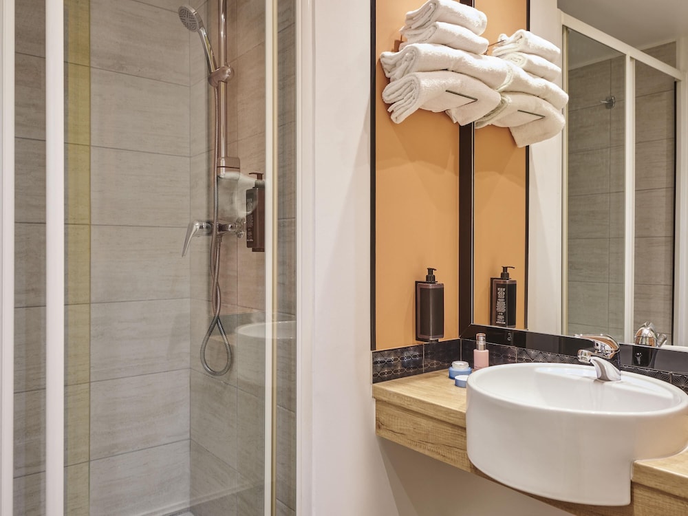 Habitación estándar con dos camas individuales de 31 x 73 pulgadas del hotel Ibis Styles Paris Gennevilliers. Foto 7