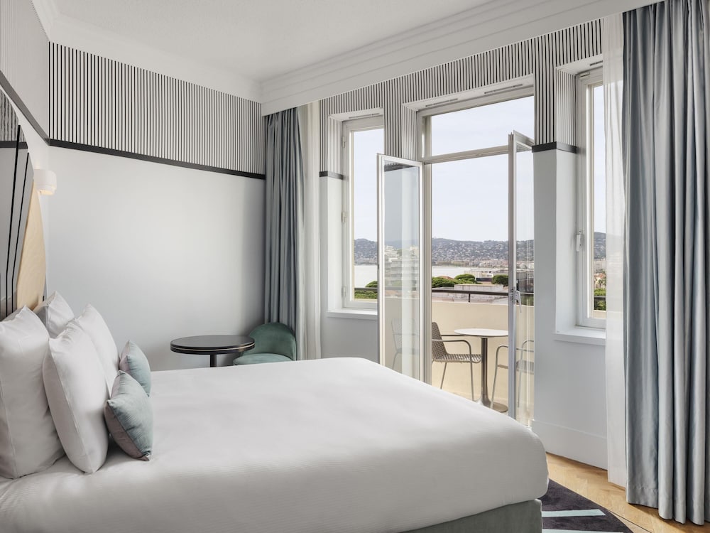 Habitación Superior doble en planta ático con balcón y vistas al mar del hotel The 1932 Hotel y Spa Cap d Antibes MGallery