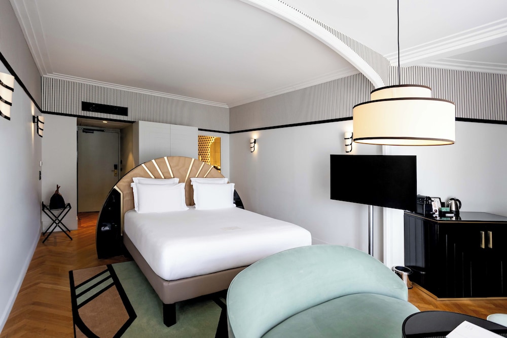 Suite doble Junior con balcón en primera línea de playa del hotel The 1932 Hotel y Spa Cap d Antibes MGallery. Foto 1