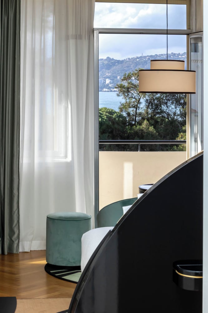 Suite doble Junior con vistas panorámicas al mar y balcón y en la planta alta del hotel The 1932 Hotel y Spa Cap d Antibes MGallery. Foto 1