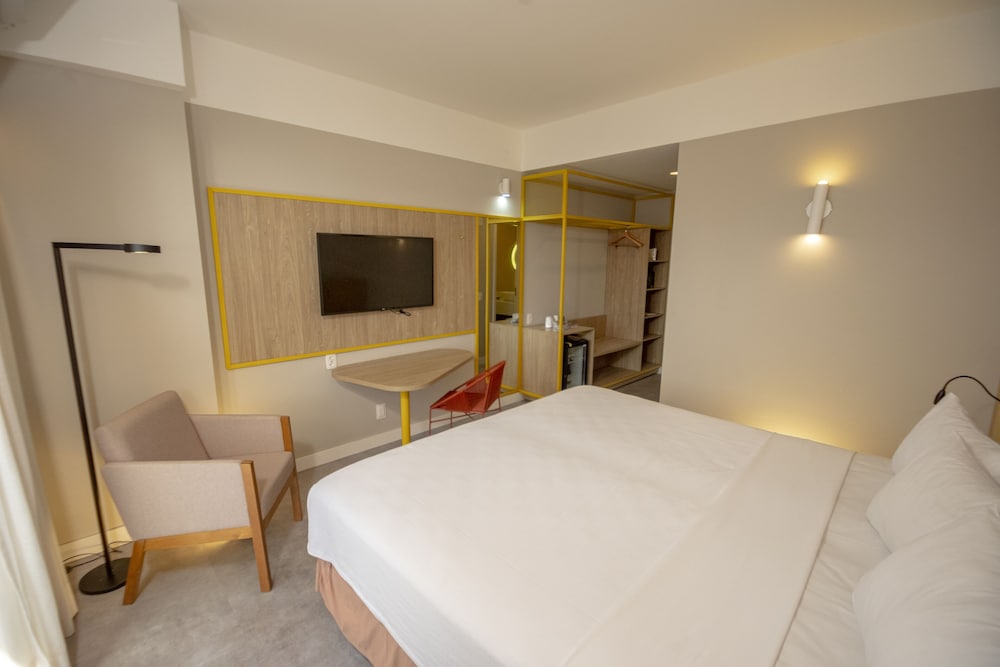 HABITACIÓN SUPERIOR con 1 cama king size del hotel Novotel Salvador Rio Vermelho. Foto 1
