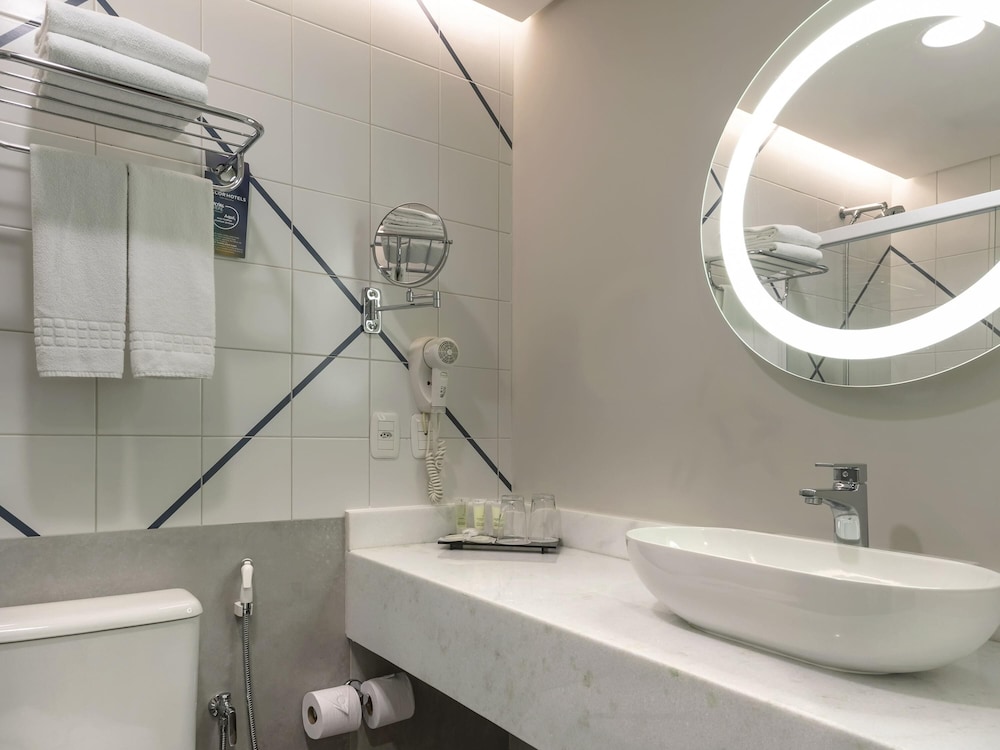 Habitación superior con 2 camas individuales del hotel Novotel Salvador Rio Vermelho. Foto 3