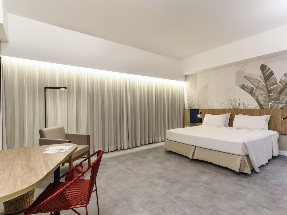 Habitación Luxury con vistas a la playa y 1 cama king size del hotel Novotel Salvador Rio Vermelho