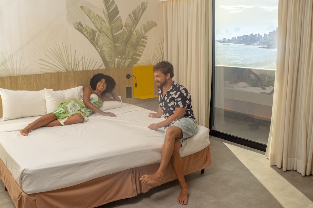 Suite Luxury familiar con una cama king size y un sofá cama del hotel Novotel Salvador Rio Vermelho. Foto 4