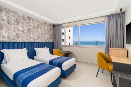 Habitación Doble Superior con 2 camas y vistas al mar del hotel Kenzi Solazur. Foto 2