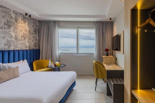 Habitación Superior con cama extragrande y vistas al mar del hotel Kenzi Solazur