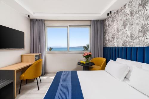 Habitación Superior con cama extragrande y vistas al mar del hotel Kenzi Solazur. Foto 3