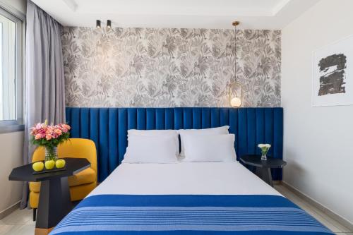 Habitación Superior con cama extragrande y vistas al mar del hotel Kenzi Solazur. Foto 4