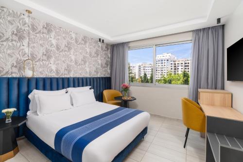 Habitación Superior con cama extragrande y vistas a la piscina del hotel Kenzi Solazur. Foto 4
