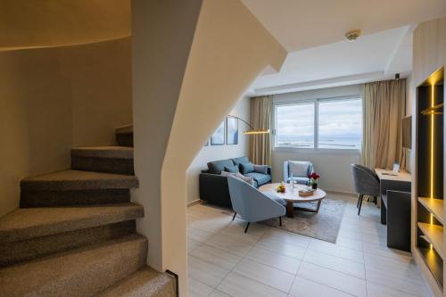 Suite Dúplex Familiar de 1 dormitorio con vistas al mar del hotel Kenzi Solazur. Foto 1