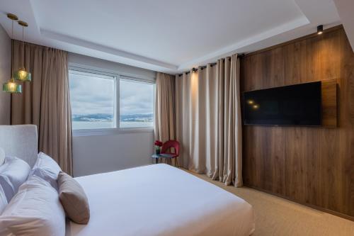 Suite Executive con vistas al mar y cama extragrande del hotel Kenzi Solazur. Foto 1