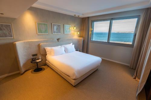 Suite Executive con vistas al mar y cama extragrande del hotel Kenzi Solazur. Foto 2