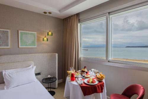 Suite Executive con vistas al mar y cama extragrande del hotel Kenzi Solazur. Foto 3
