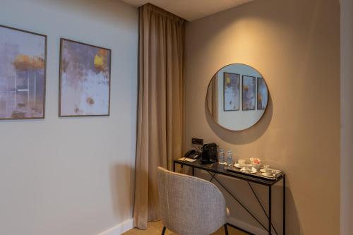Suite Executive con vistas al mar y cama extragrande del hotel Kenzi Solazur. Foto 4