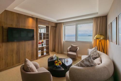 Suite Executive con vistas al mar y cama extragrande del hotel Kenzi Solazur. Foto 5