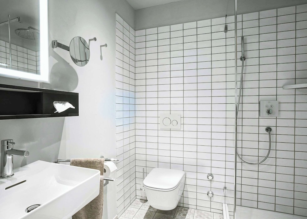 Habitación superior, balcón del hotel NH Bern The Bristol. Foto 1