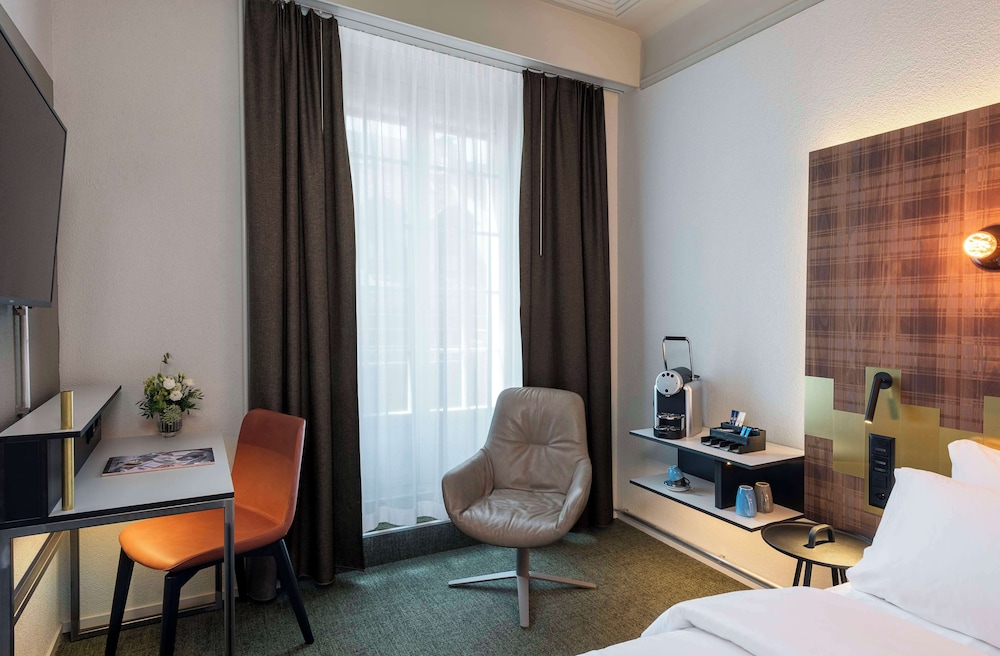 Habitación superior, balcón del hotel NH Bern The Bristol. Foto 1