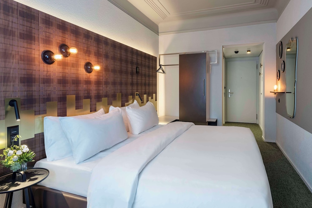 Habitación superior, balcón del hotel NH Bern The Bristol. Foto 3