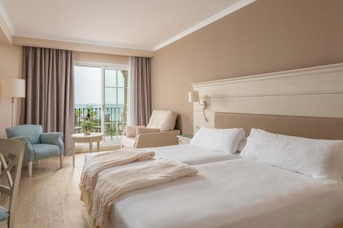 Habitación Doble con vistas laterales al mar - 1 o 2 camas del hotel Iberostar Waves Málaga Playa. Foto 2