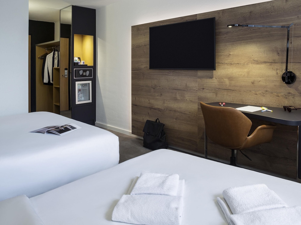 Habitación superior con 2 camas individuales del hotel Novotel Lausanne Bussigny. Foto 2