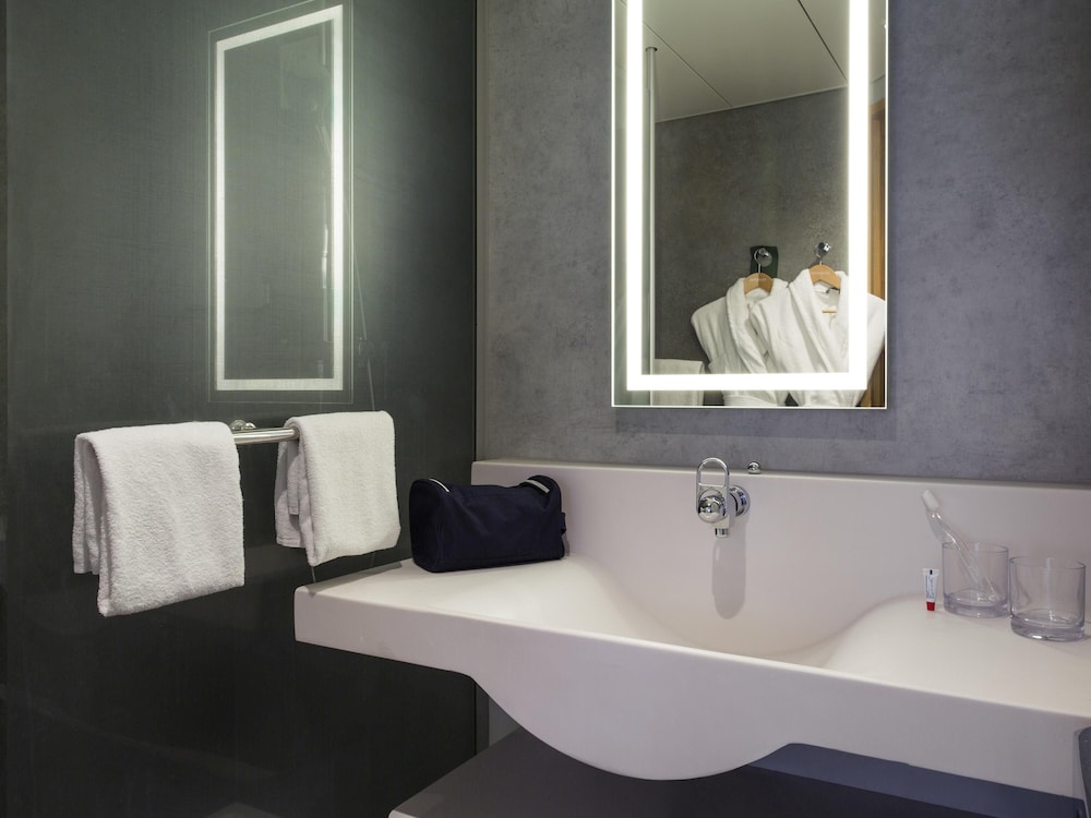 Habitación superior con 2 camas individuales del hotel Novotel Lausanne Bussigny. Foto 4
