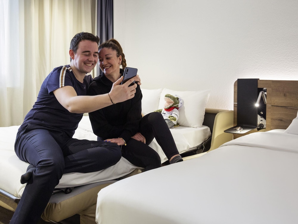 Habitación Familiar Superior con 1 cama doble + 1 sofá - cama del hotel Novotel Lausanne Bussigny. Foto 10