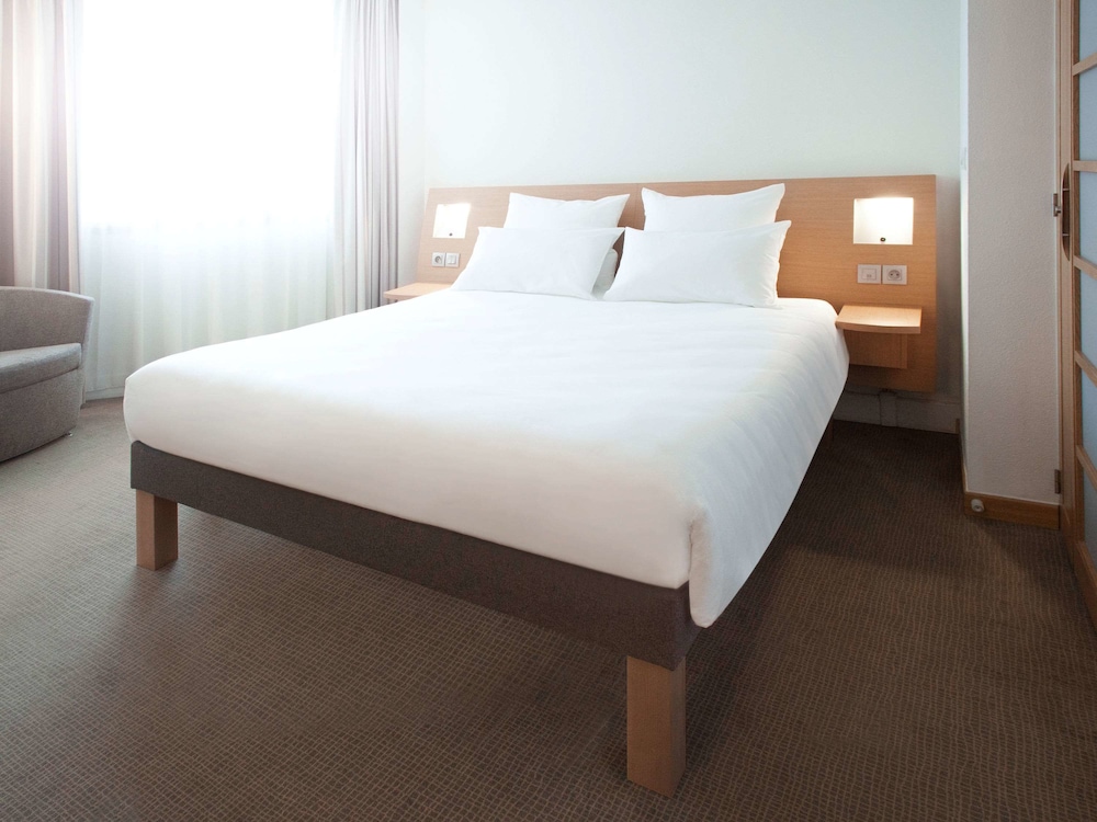 Habitación Ejecutiva con una cama queen - size y balcón del hotel Novotel Lausanne Bussigny. Foto 2