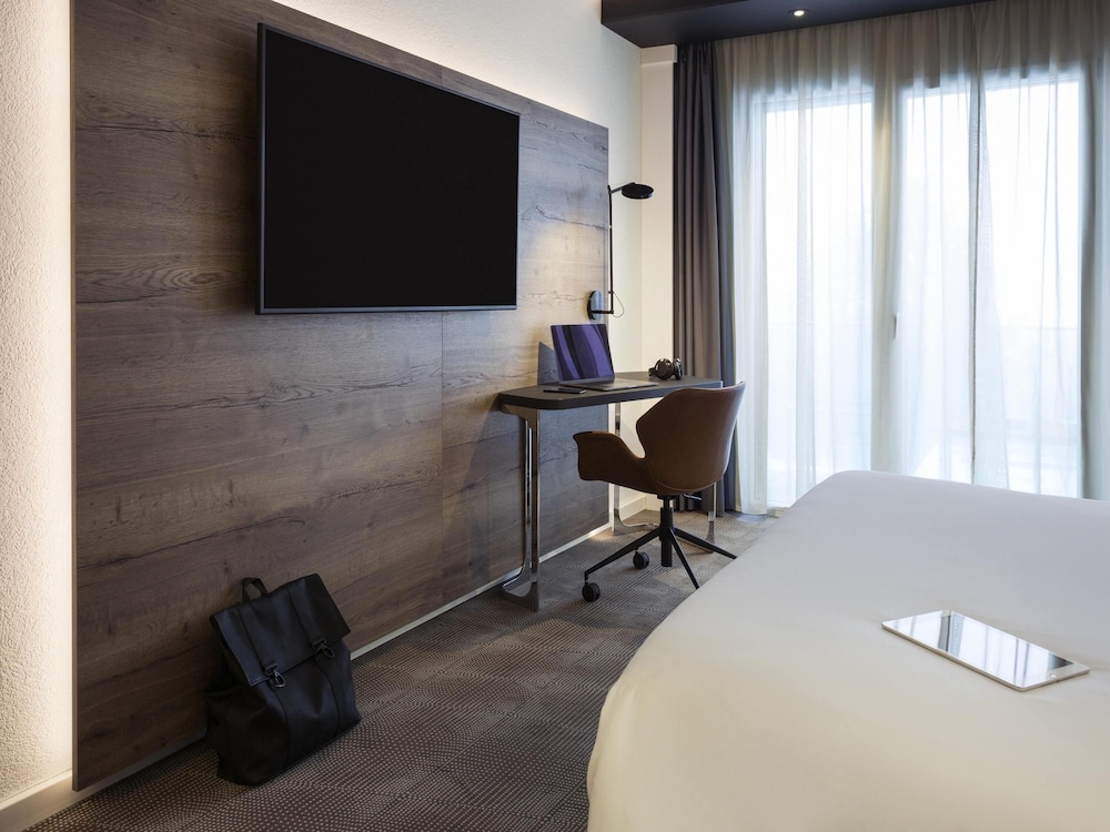 Habitación Ejecutiva con una cama queen - size y balcón del hotel Novotel Lausanne Bussigny. Foto 4