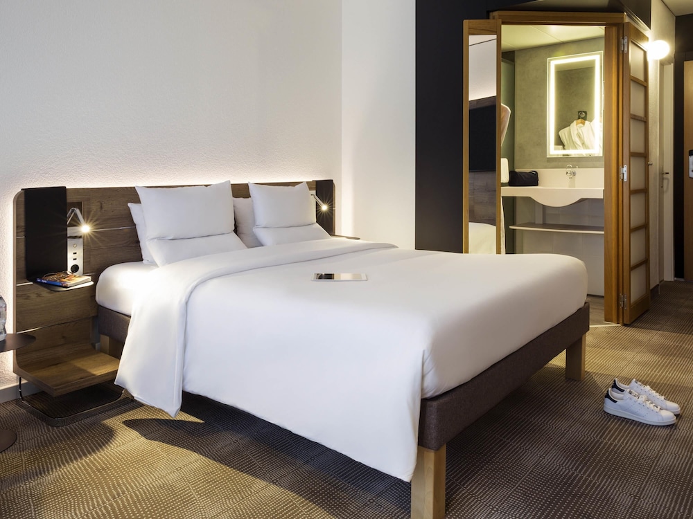 Habitación Ejecutiva con una cama queen - size y balcón del hotel Novotel Lausanne Bussigny. Foto 8