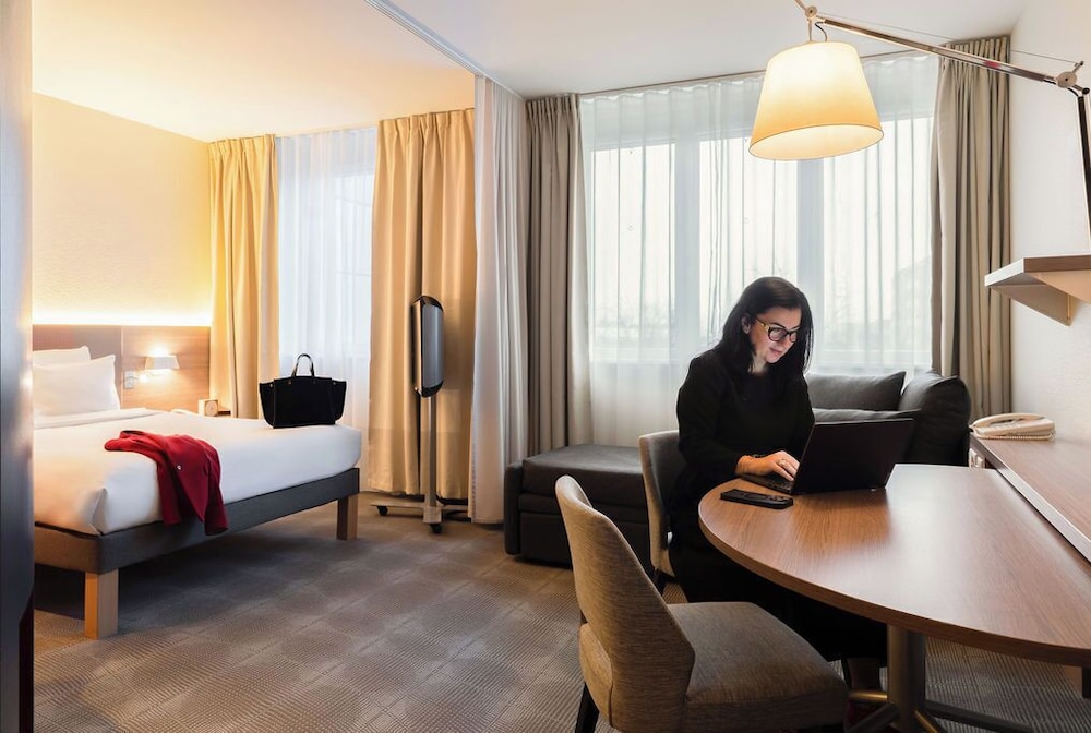 Suite de categoría superior del hotel Novotel Suites Geneve Aeroport. Foto 2