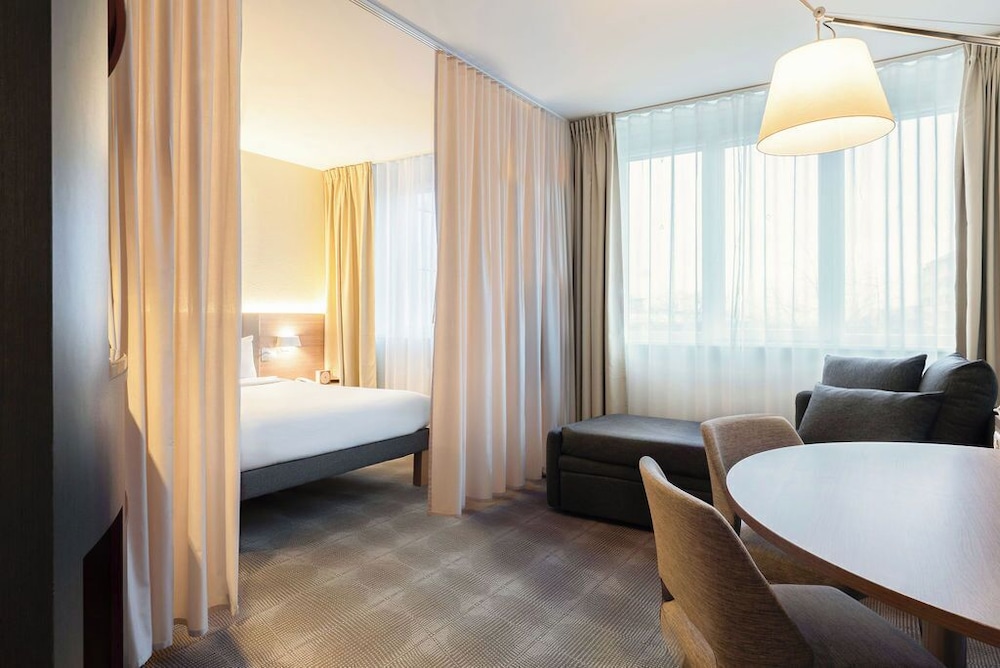 Suite de categoría superior del hotel Novotel Suites Geneve Aeroport. Foto 3