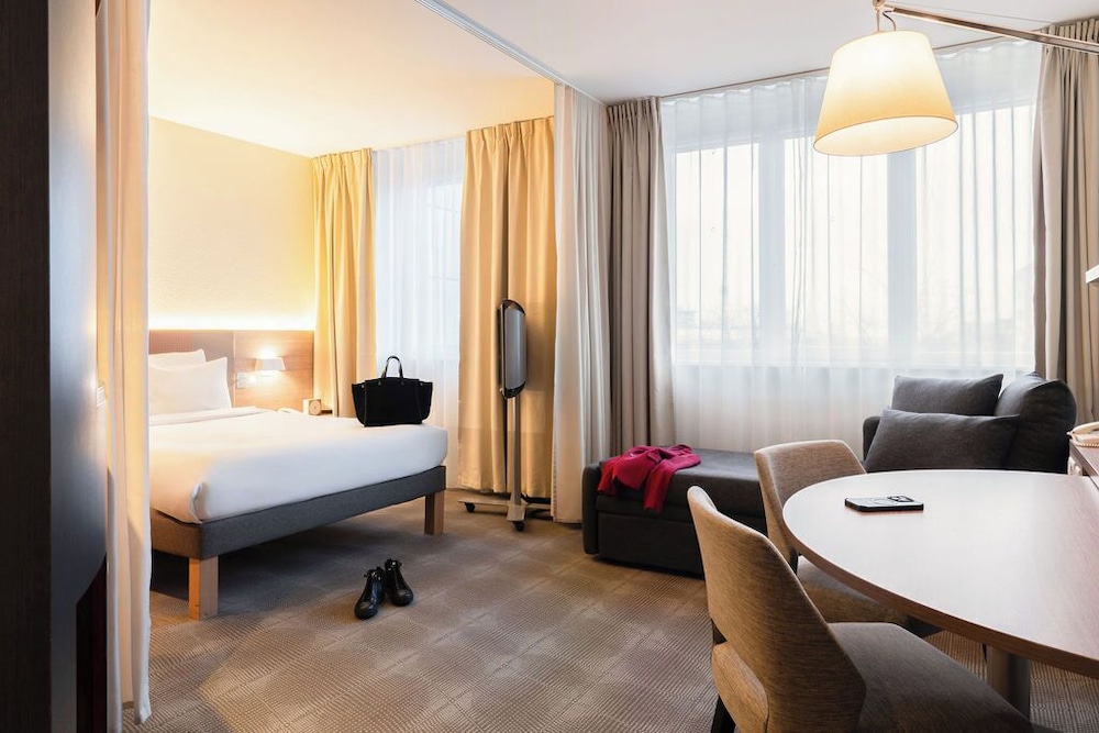 Suite de categoría superior del hotel Novotel Suites Geneve Aeroport. Foto 4