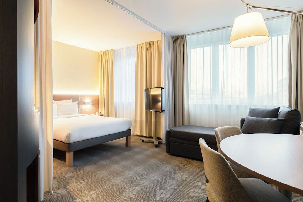 Suite de categoría superior del hotel Novotel Suites Geneve Aeroport. Foto 5
