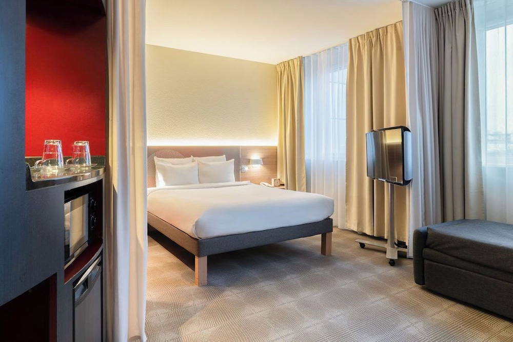 Suite de categoría superior del hotel Novotel Suites Geneve Aeroport. Foto 8
