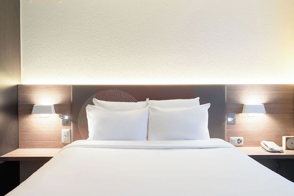 Suite de categoría superior del hotel Novotel Suites Geneve Aeroport. Foto 10