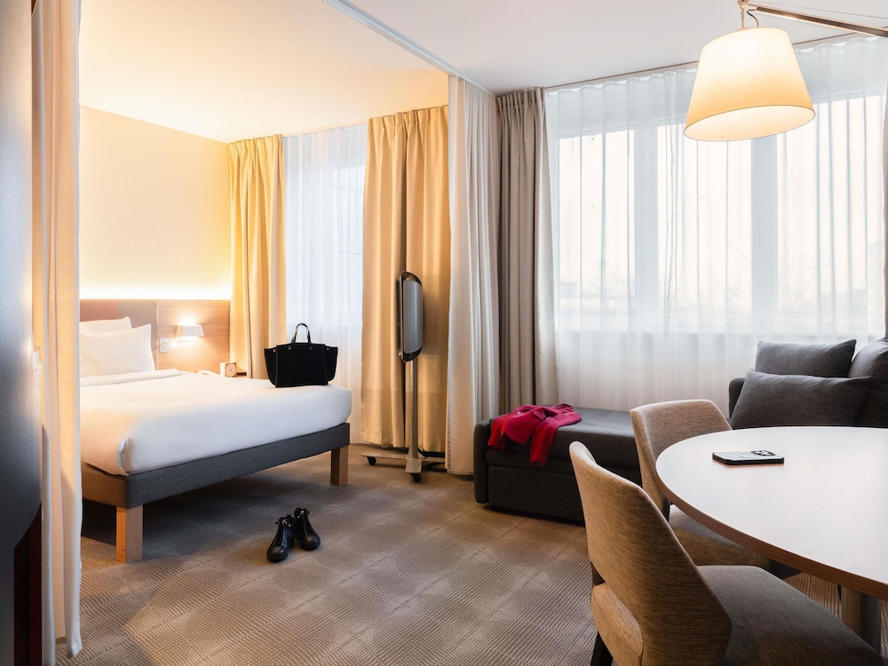 Suite de categoría superior del hotel Novotel Suites Geneve Aeroport. Foto 15
