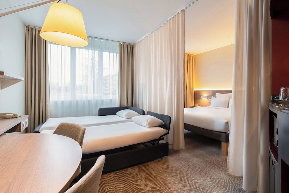 Suite Familiar del hotel Novotel Suites Geneve Aeroport. Foto 1