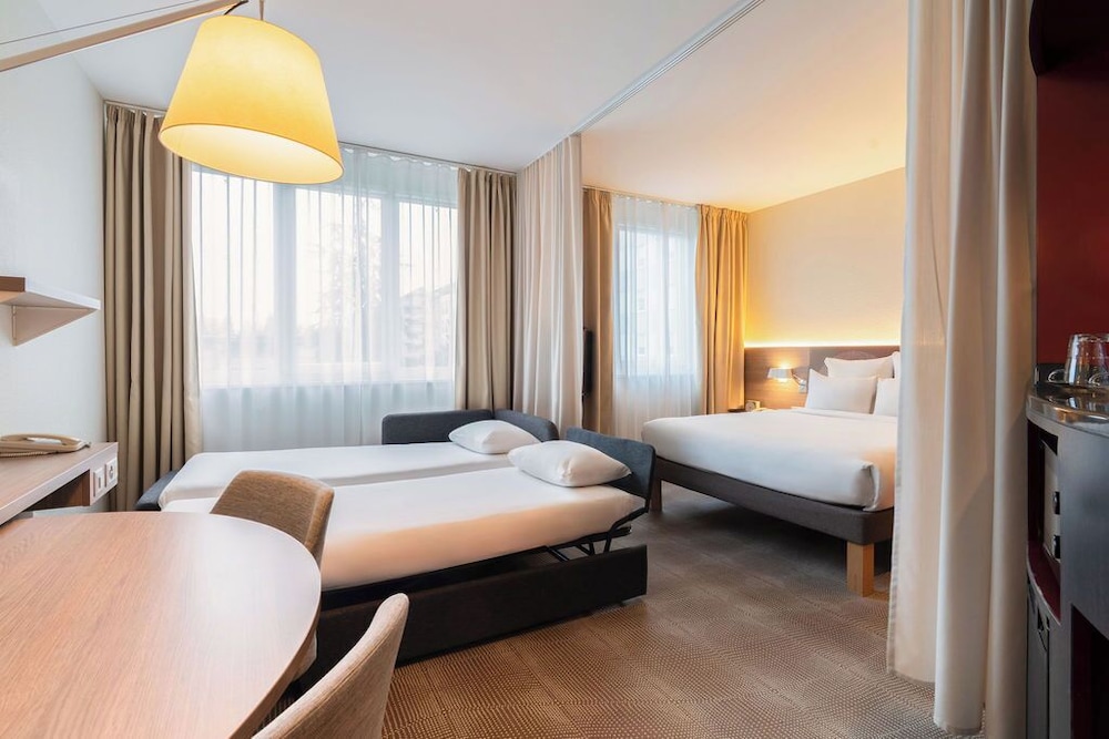 Suite Familiar del hotel Novotel Suites Geneve Aeroport. Foto 2