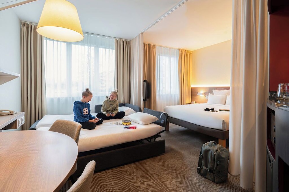 Suite Familiar del hotel Novotel Suites Geneve Aeroport. Foto 3