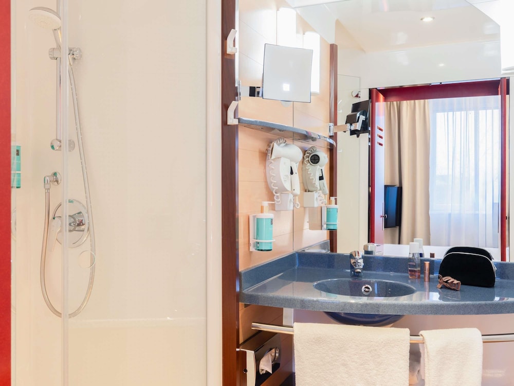 Suite Familiar del hotel Novotel Suites Geneve Aeroport. Foto 6